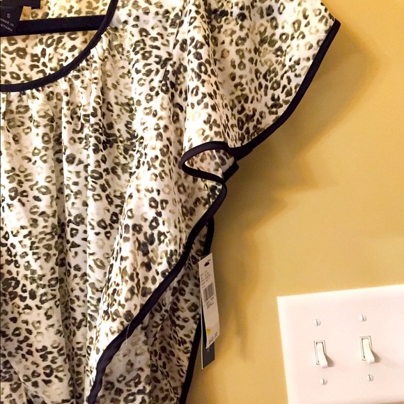 NWT- flutter sleeve top with black silk belt - Picture 5 of 6